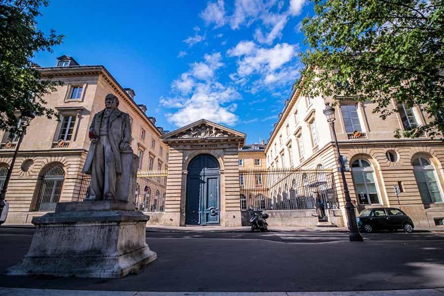 Petite Maison Avec Cour Dans Les Beaux Quartiers-Vous Faites Le Menage- Very Good Prices For T-H-E Location But You Have To Clea-N Th-E Flat Leilighet Paris Eksteriør bilde