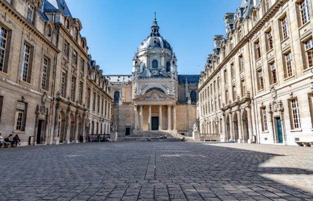 Petite Maison Avec Cour Dans Les Beaux Quartiers-Vous Faites Le Menage- Very Good Prices For T-H-E Location But You Have To Clea-N Th-E Flat Leilighet Paris Eksteriør bilde