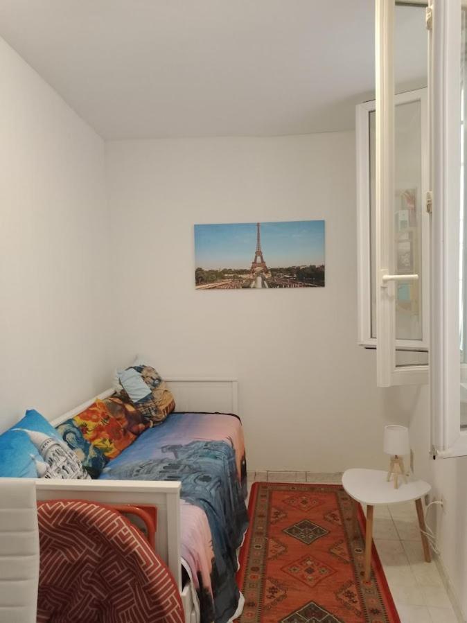 Petite Maison Avec Cour Dans Les Beaux Quartiers-Vous Faites Le Menage- Very Good Prices For T-H-E Location But You Have To Clea-N Th-E Flat Leilighet Paris Eksteriør bilde