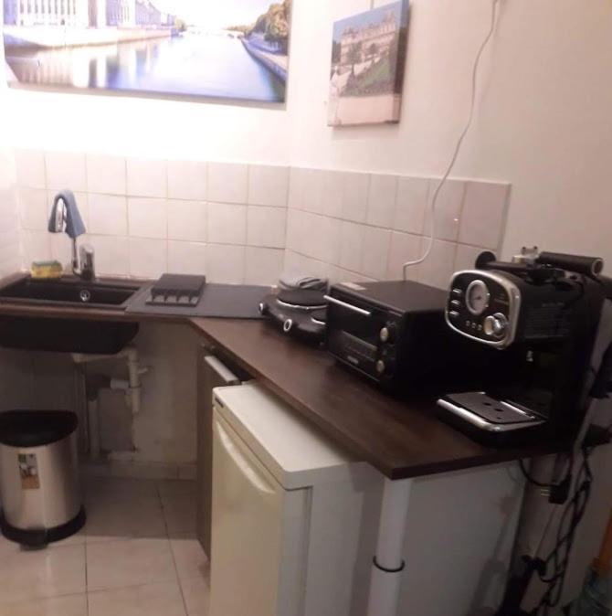 Petite Maison Avec Cour Dans Les Beaux Quartiers-Vous Faites Le Menage- Very Good Prices For T-H-E Location But You Have To Clea-N Th-E Flat Leilighet Paris Eksteriør bilde