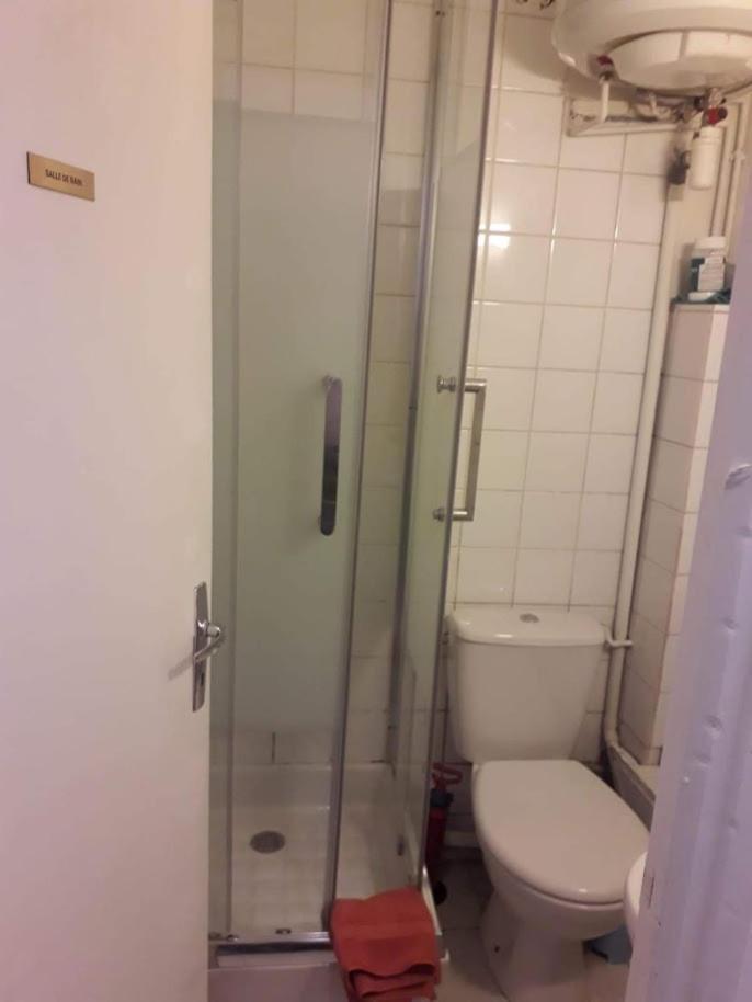 Petite Maison Avec Cour Dans Les Beaux Quartiers-Vous Faites Le Menage- Very Good Prices For T-H-E Location But You Have To Clea-N Th-E Flat Leilighet Paris Eksteriør bilde