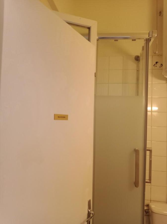 Petite Maison Avec Cour Dans Les Beaux Quartiers-Vous Faites Le Menage- Very Good Prices For T-H-E Location But You Have To Clea-N Th-E Flat Leilighet Paris Eksteriør bilde
