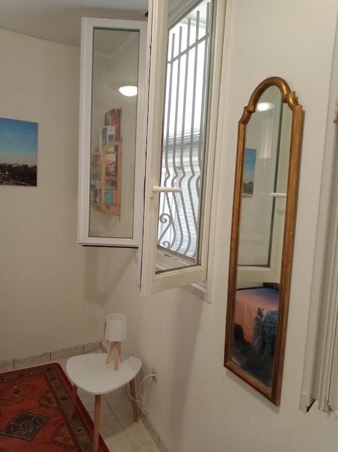 Petite Maison Avec Cour Dans Les Beaux Quartiers-Vous Faites Le Menage- Very Good Prices For T-H-E Location But You Have To Clea-N Th-E Flat Leilighet Paris Eksteriør bilde