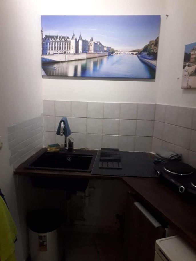 Petite Maison Avec Cour Dans Les Beaux Quartiers-Vous Faites Le Menage- Very Good Prices For T-H-E Location But You Have To Clea-N Th-E Flat Leilighet Paris Eksteriør bilde