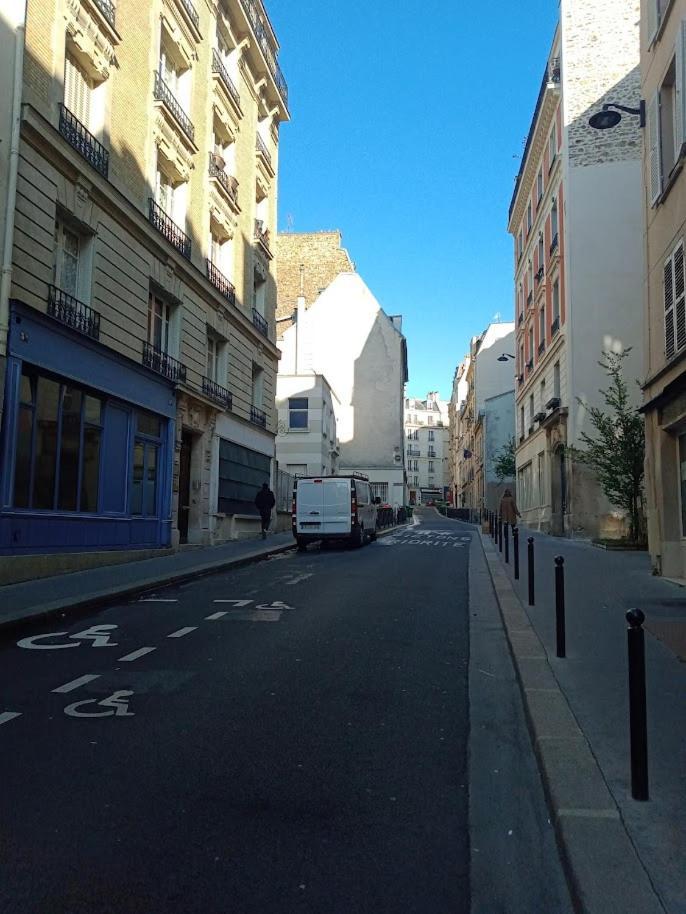 Petite Maison Avec Cour Dans Les Beaux Quartiers-Vous Faites Le Menage- Very Good Prices For T-H-E Location But You Have To Clea-N Th-E Flat Leilighet Paris Eksteriør bilde